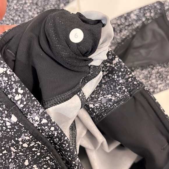 Lululemon Athletica Outrun 17" Crop Splatter White Black / Black Women’s Size 6 - Picture 13 of 15